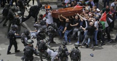 Israel ataca el funeral de la periodista Shireen Abu Aqleh.