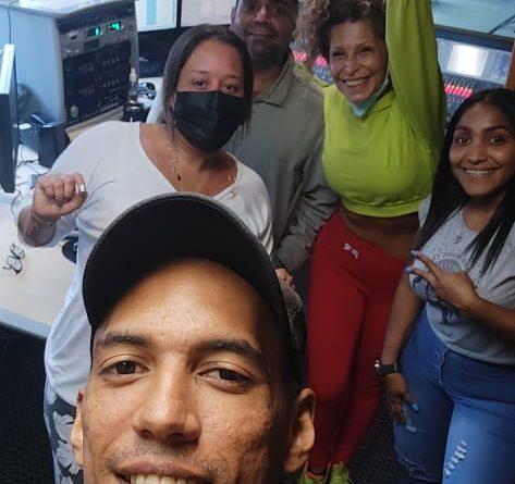 Trabajadores de Radio Nacional de Venezuela felicitan a sus colegas por Premio Nacional de Periodismo en su nueva edición.
