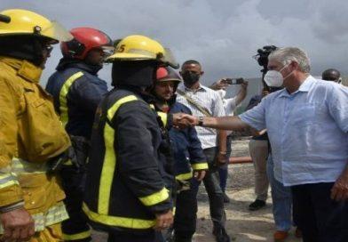 Presidente de Cuba visita zona afectada por incendio en Matanzas