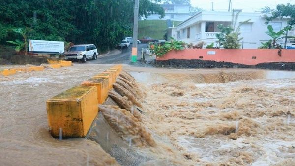 Huracán Fiona toca tierra en Puerto Rico y provoca un apagón general