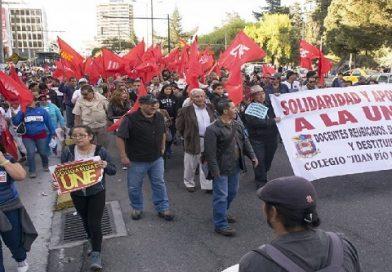 Educadores de Ecuador protestan contra el alza de los precios de la gasolina