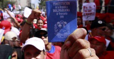 15 de diciembre de 1999: Se aprueba nueva constitución que da paso a un modelo de Estado inspirado en ideales bolivarianos 15 de diciembre de 1999: Se aprueba nueva constitución que da paso a un modelo de Estado inspirado en ideales bolivarianos