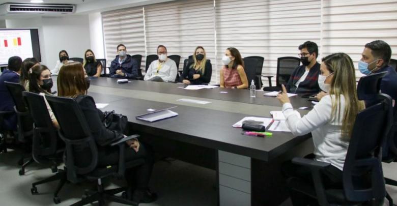 Ejecutivo y sector privado instalan mesa de trabajo para proteger producción nacional de bebidas refrescantes
