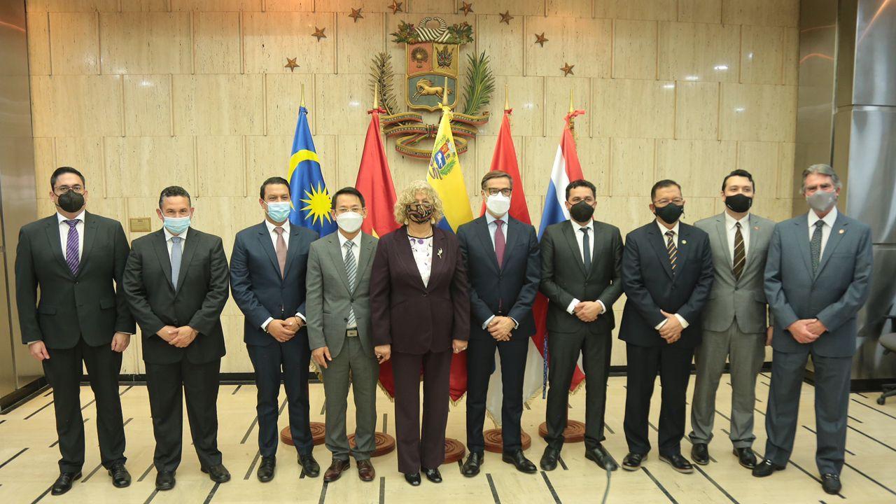 Canciller Plasencia sostiene reunión con jefes de misiones de países de la Asean
