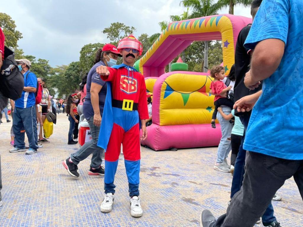¿SÚPER BIGOTES? || Un nuevo personaje desfiló en estos Carnavales 2022