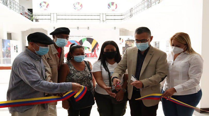 Ministro Villegas inaugura «Exposición 20 Abriles en Gráficas»