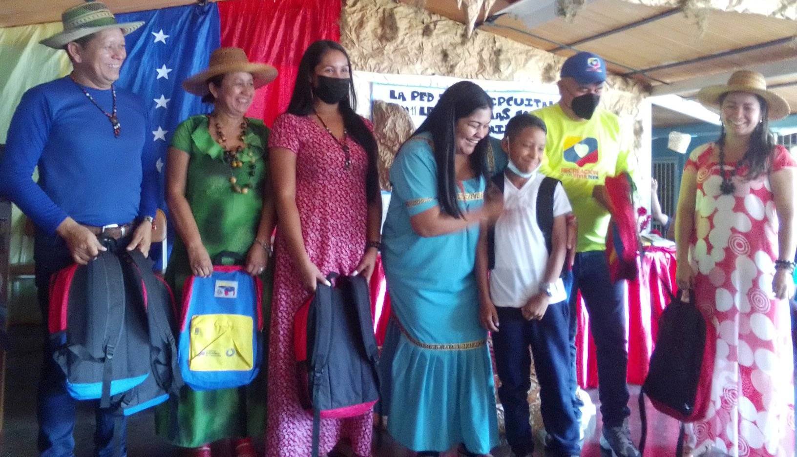 Estudiantes del pueblo indígena Chaima en Monagas reciben morrales escolares
