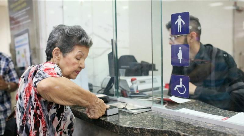 Adultos mayores cobran hoy pensión de mayo con base en el nuevo salario