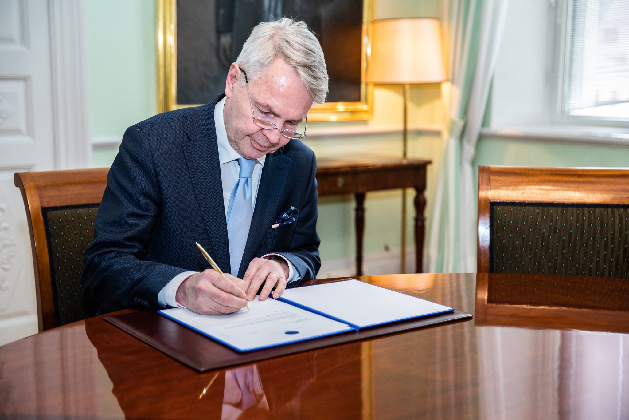 El canciller de Finlandia firma la solicitud para entrar en la OTAN