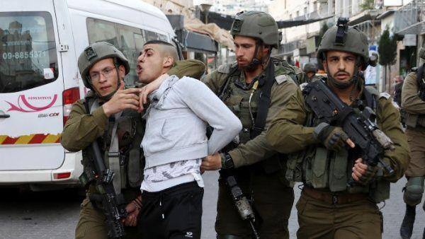 Fuerzas israelíes asaltan los patios de la mezquita de Al Aqsa