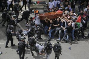 Israel ataca el funeral de la periodista Shireen Abu Aqleh.