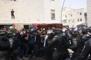 ocupantes israelíes atacaron el funeral de periodista palestina asesinada