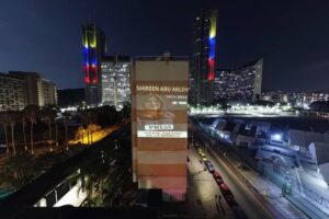 Proyección en Av. México de la imagen de periodista asesinada por el régimen racista de Israel