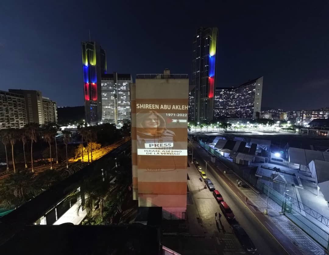 Proyección en Av. México de la imagen de periodista asesinada por el régimen racista de Israel