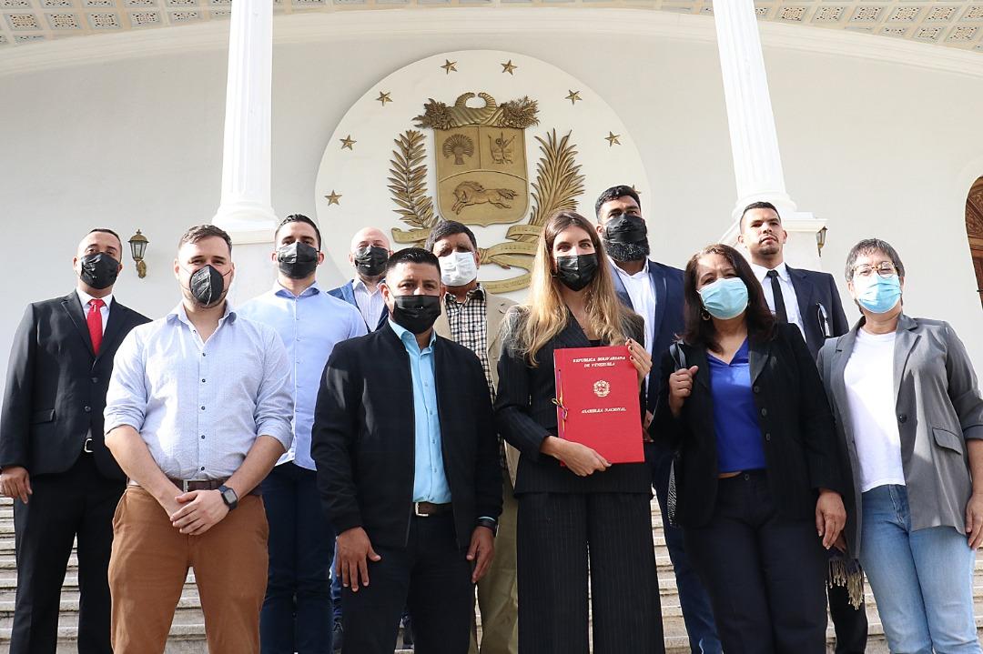 AN entrega acuerdo de solidaridad a familiares de Alex Saab
