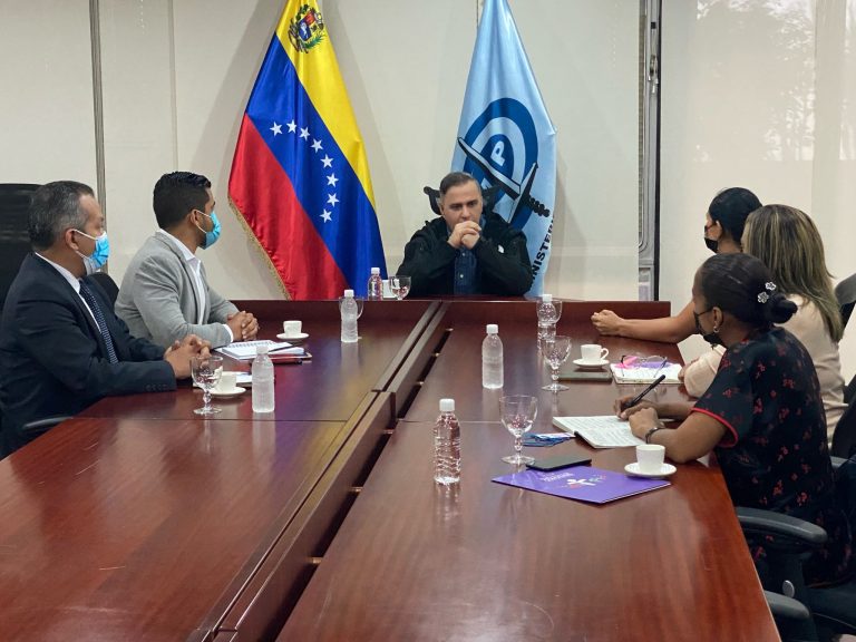 Fiscal atiende a familiare de víctima de femicidio