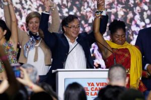 Petro, tras este periplo que ha recorrido sin pausa, se convierte en el primer presidente que representa a los sectores progresistas y democráticos de la izquierda colombiana.
