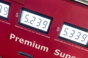 Precio de gasolina en EE.UU. sube aunque Biden liberó reservas