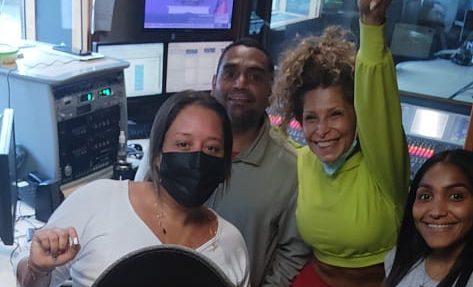 Trabajadores de Radio Nacional de Venezuela felicitan a sus colegas por Premio Nacional de Periodismo en su nueva edición.