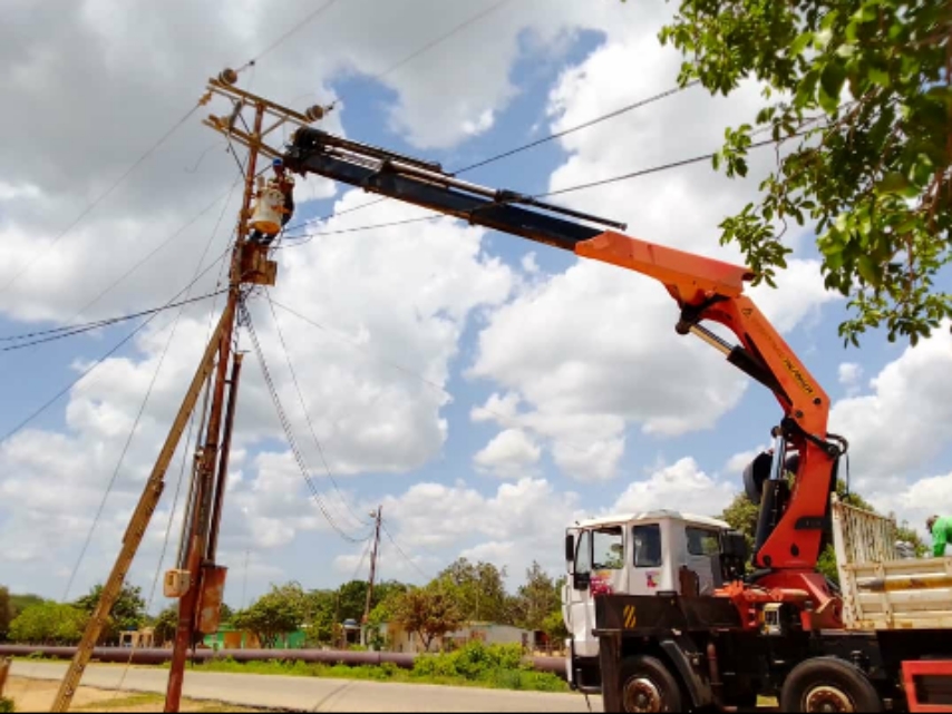 Entregan transformadores a 250 familias del municipio Miranda