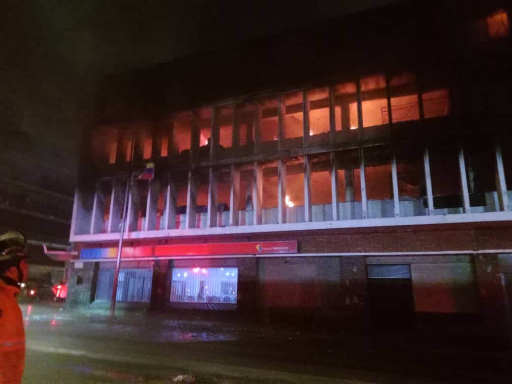 Bomberos de Caracas sofocaron incendio en Mercado de los Corotos en Quinta Crespo