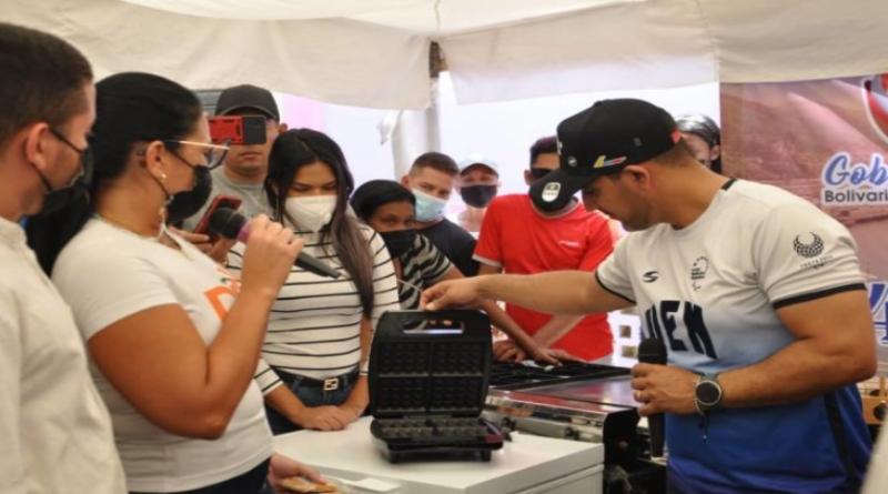 Entregan financiamientos a emprendedores de La Guaira