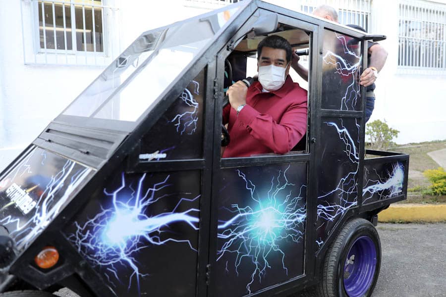 Presentan modelo de carro eléctrico como alternativa de movilidad para el futuro