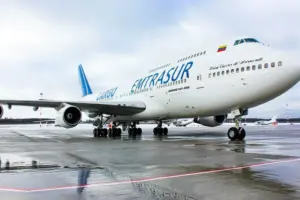 Intelectuales argentinos rechazan la retención de avión venezolano
