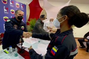 nuevos graduandos de la UNES