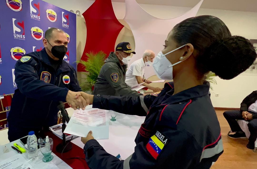 nuevos graduandos de la UNES