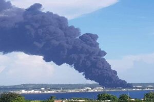 Venezuela manifiesta su profundo pesar a Cuba por incendio en base de supertanqueros de Matanzas