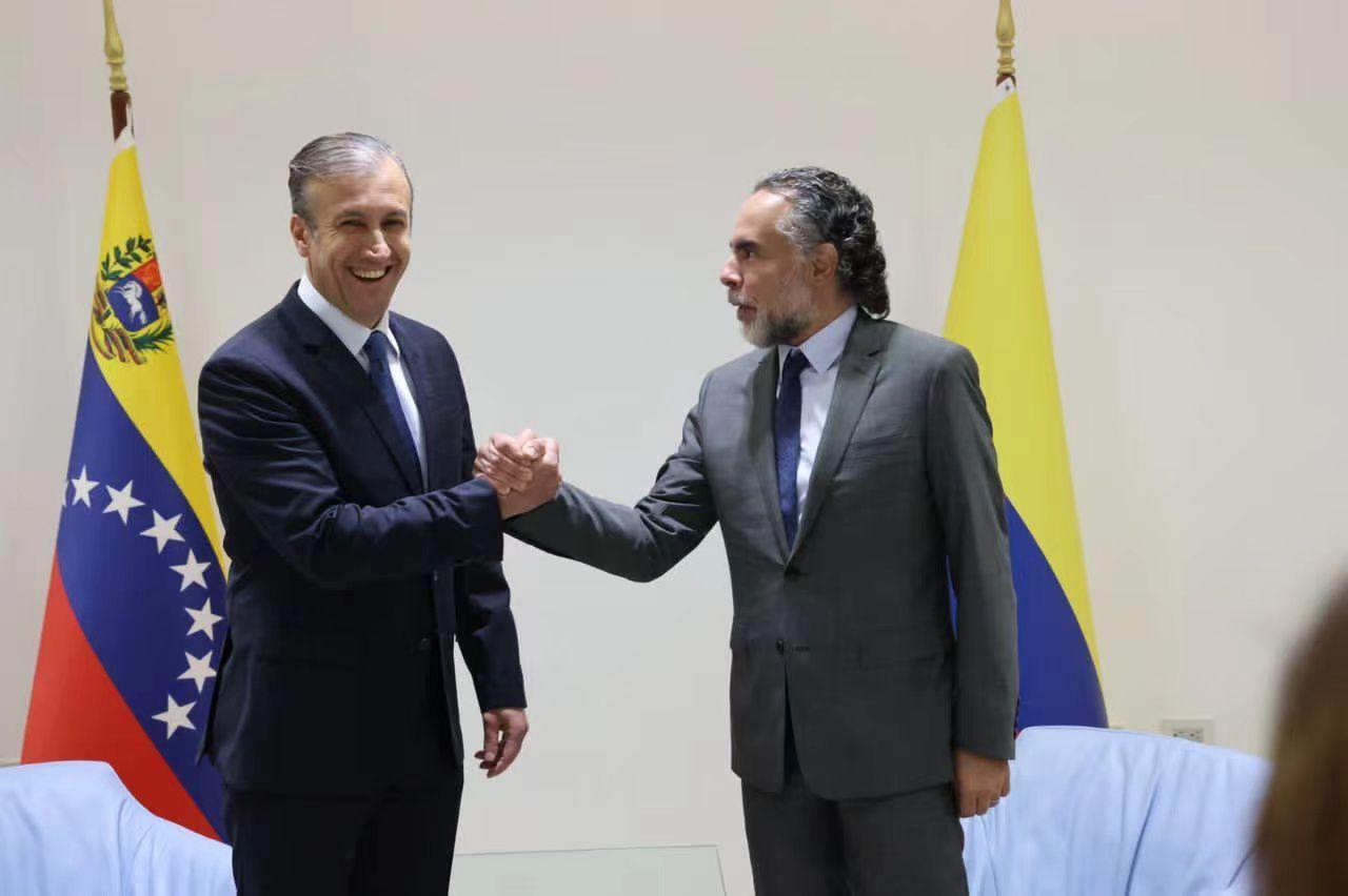 Vicepresidente Tareck El Aissami se reunió con el embajador de Colombia, Armando Benedetti