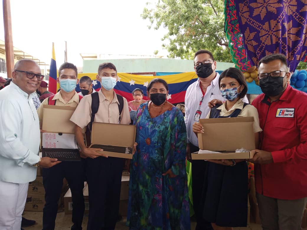 Zona Educativa entrega 886 tablets Canaima a estudiantes con mejores promedios en Zulia