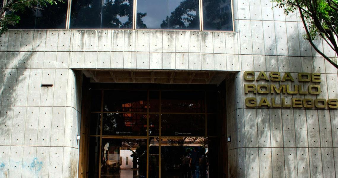 Ministro Villegas invita a disfrutar exposición «Libros Raros sobre el teatro» en el Celarg