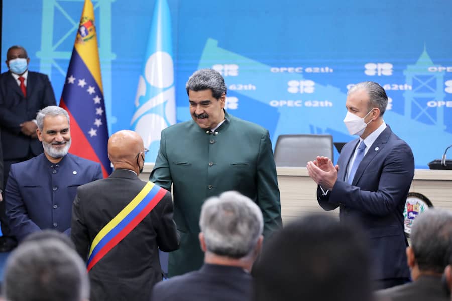Presidente Maduro impone Orden Libertadores y Libertadoras de Venezuela a ex secretario General de la OPEP