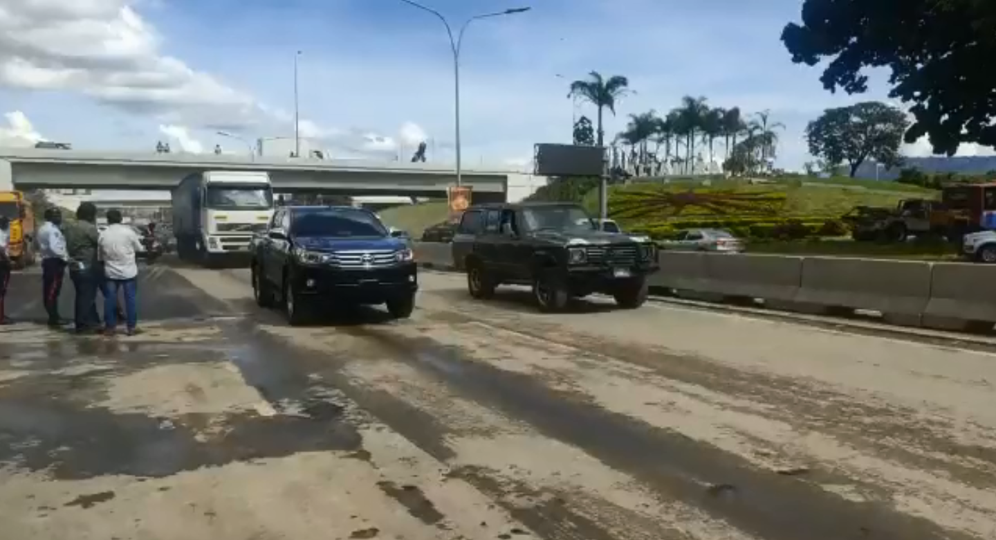 Restablecido en su totalidad tránsito vehicular en la autopista Gran Cacique Guaicaipuro