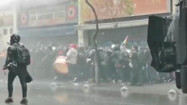 Carabineros reprimen actos de conmemoración del golpe de Estado