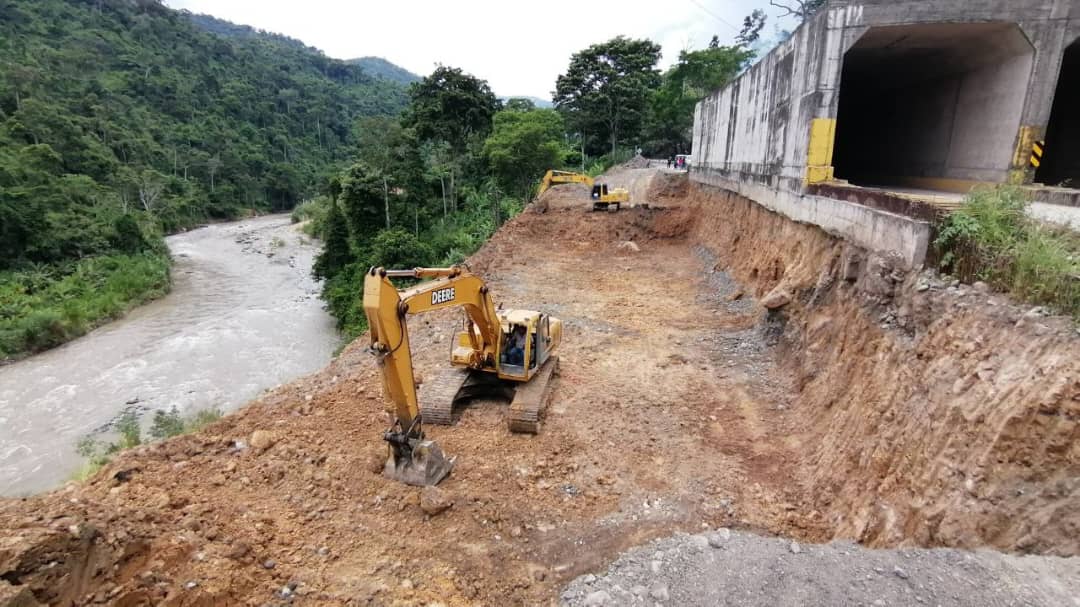 En Mérida Maquinaria pesada remueve terreno lodoso en el falso túnel de la Local 008