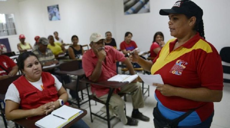 El presidente de la República Bolivariana de Venezuela, Nicolás Maduro, exhortó este sábado al pueblo organizado, al Poder Popular, a no bajar la guardia y continuar construyendo el socialismo bolivariano desde las comunidades. Este fin de semana en todo el territorio nacional, continúan las renovaciones de los consejos comunales, con el objetivo de alcanzar más de 20 mil elecciones en los próximos meses, meta establecida por el jefe de Estado venezolano. El Consejo Nacional Electoral (CNE), pone a disposición el acompañamiento y el cronograma para que consejos comunales puedan realizar la elección y renovación de voceras y voceros, principales y suplentes, para procesos revocatorios de vocerías y consultas varias. En tal sentido, se sugiere a las distintas organizaciones, expresiones e instancias del Poder Popular y otras organizaciones de la sociedad civil, aplicar las fases del cronograma electoral. Es importante recordar que los consejos comunales son instancias de gobiernos de territorio, como son los alcaldes, jefes de gobierno y ministros. Que tienen como fin, organizar los comités y trabajar en su agenda concreta de acción, en su mapa de soluciones y resolver las problemáticas de cada una de sus comunidades. VTV