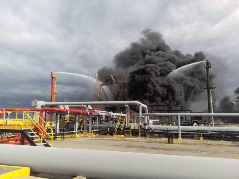 Se incendió un buque en muelle de Guaraguao