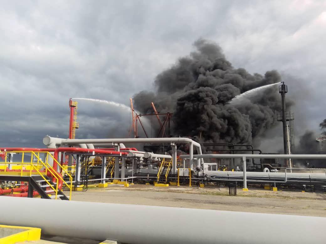 Se incendió un buque en muelle de Guaraguao