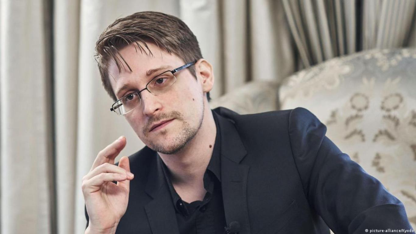 Putin otorga ciudadanía rusa a Edward Snowden