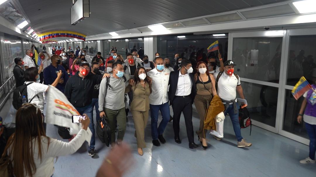 Llegan a Venezuela 12 de los 19 tripulantes que estaban secuestrados en Argentina