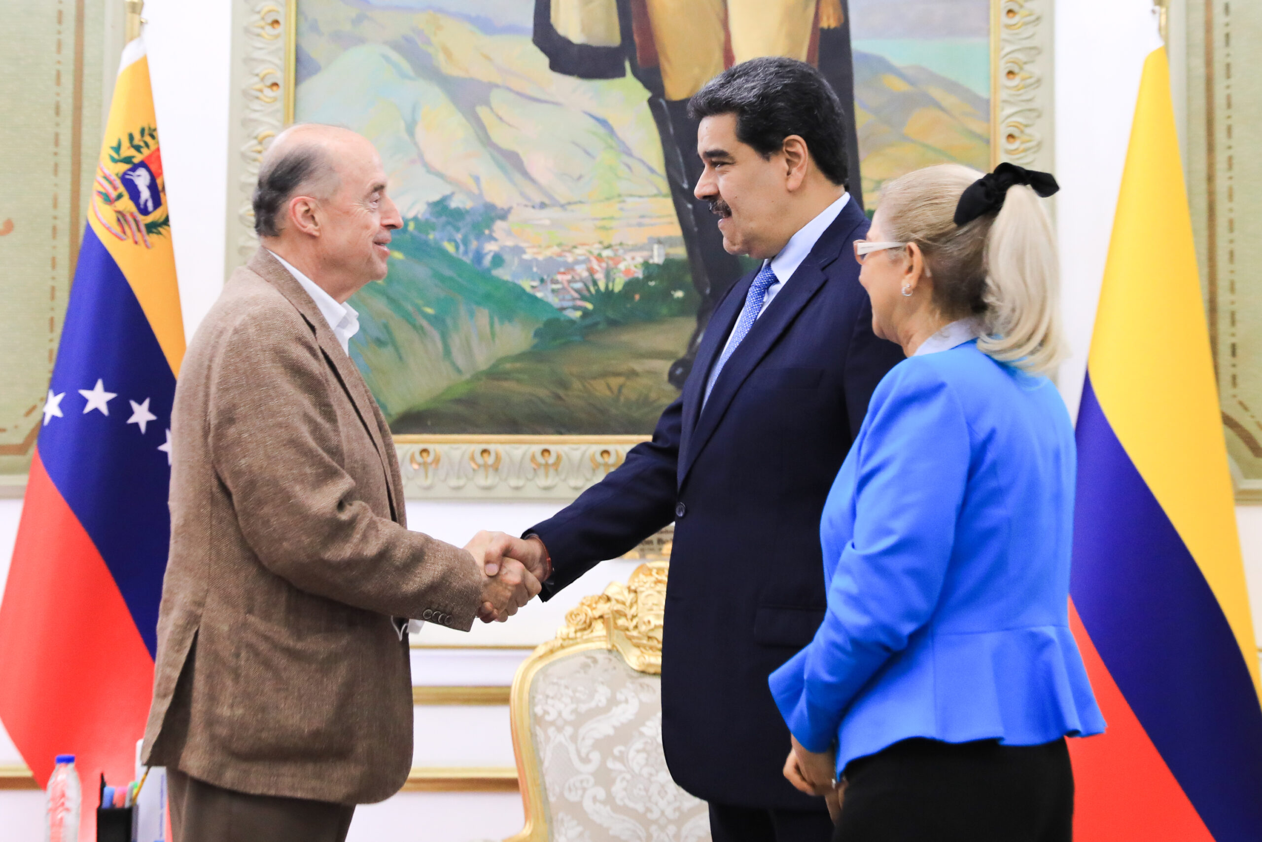 Presidente Nicolás Maduro recibe en Miraflores al canciller colombiano Álvaro Leyva