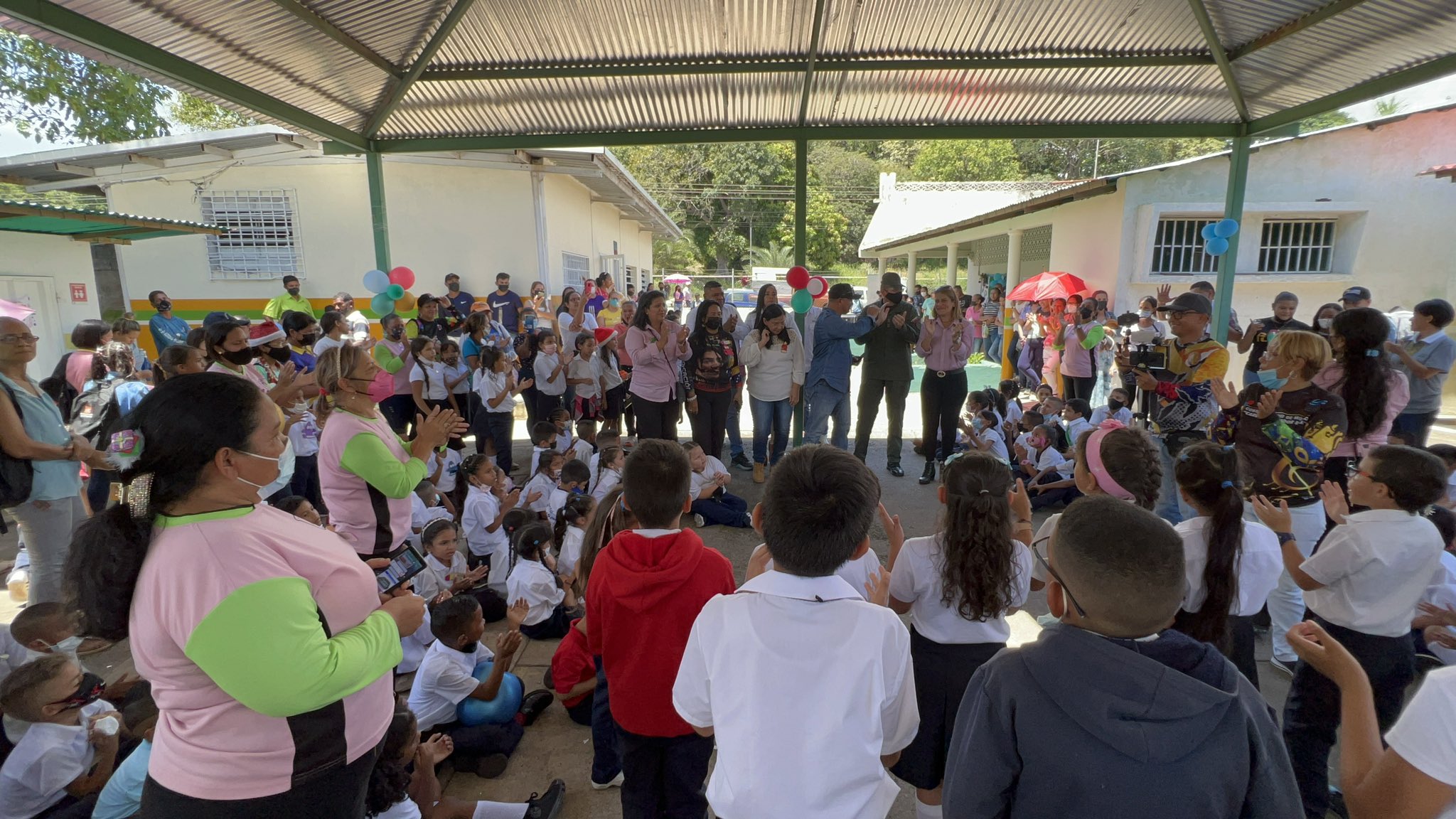 En un ambiente de alegría los niños y niñas de la patria comenzaron las clases