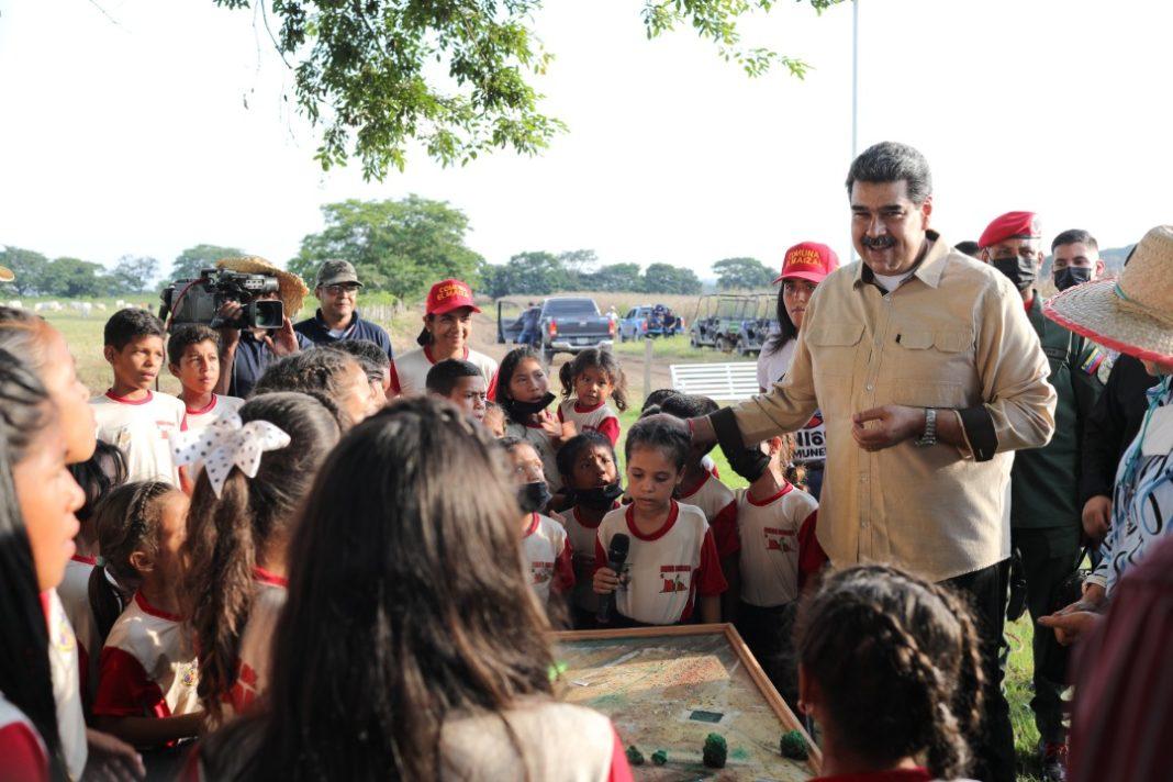 Presidente Maduro instruye revisar leyes del Poder Popular para profundizar construcción del Poder Comunal