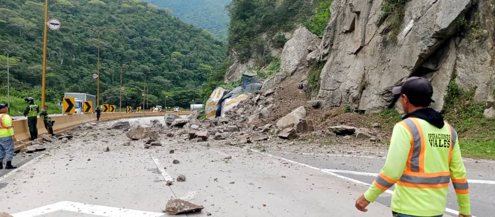 #ÚltimoMinuto / Carabobo – Se registra nuevo derrumbe en la Autopista Valencia-Puerto Cabello