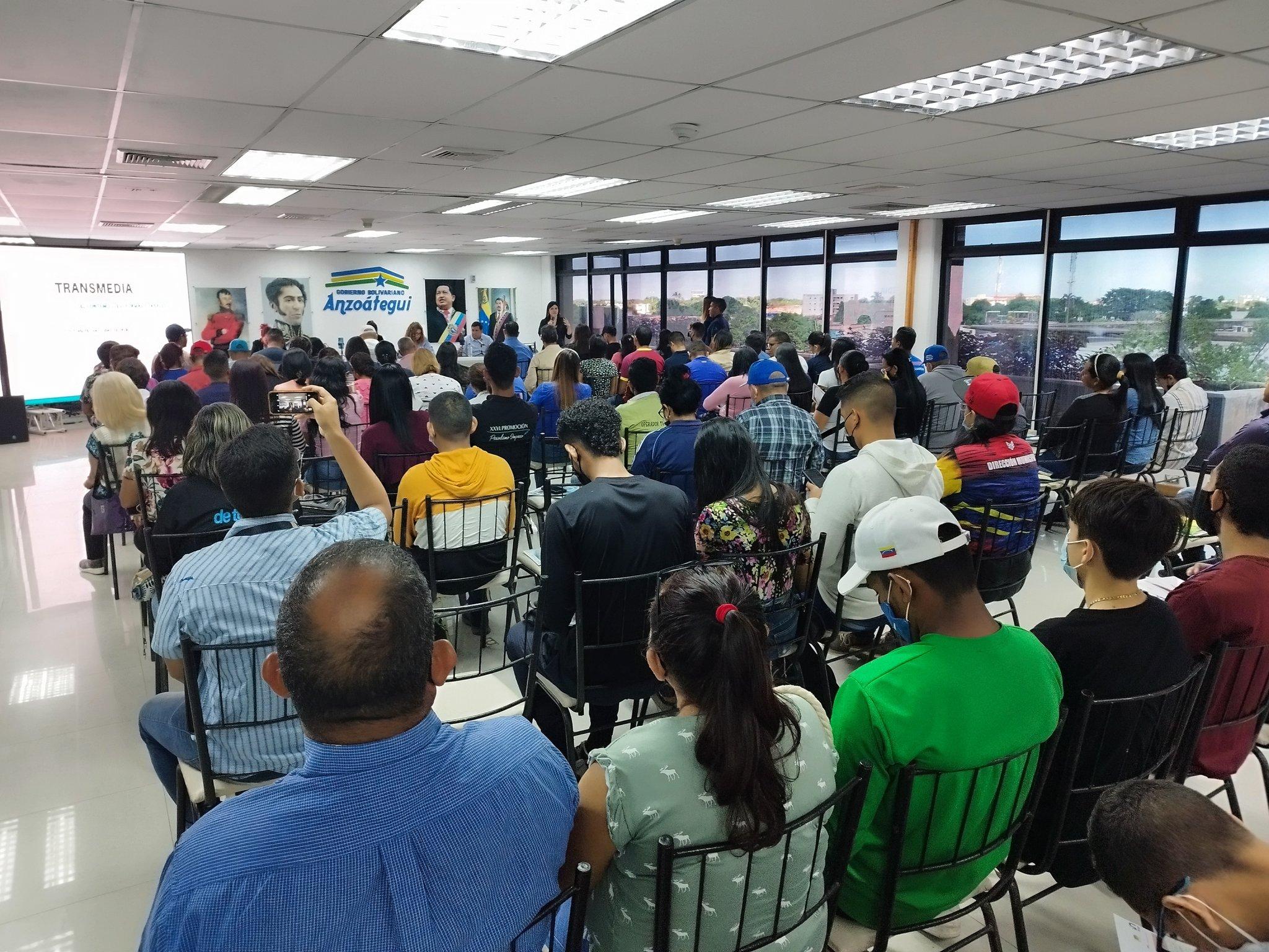 La «Escuela Influye» dicta taller de Comunicación Digital para mostrar la verdad de Venezuela