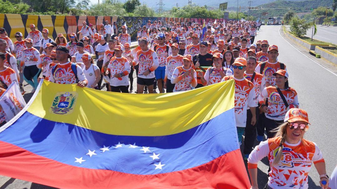 Conviasa realiza “caminata de la victoria” tras liberación de los 19 tripulantes de Emtrasur