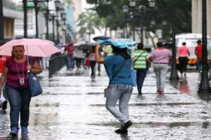 Lluvias se mantendrán por vaguada formada al norte del territorio nacional